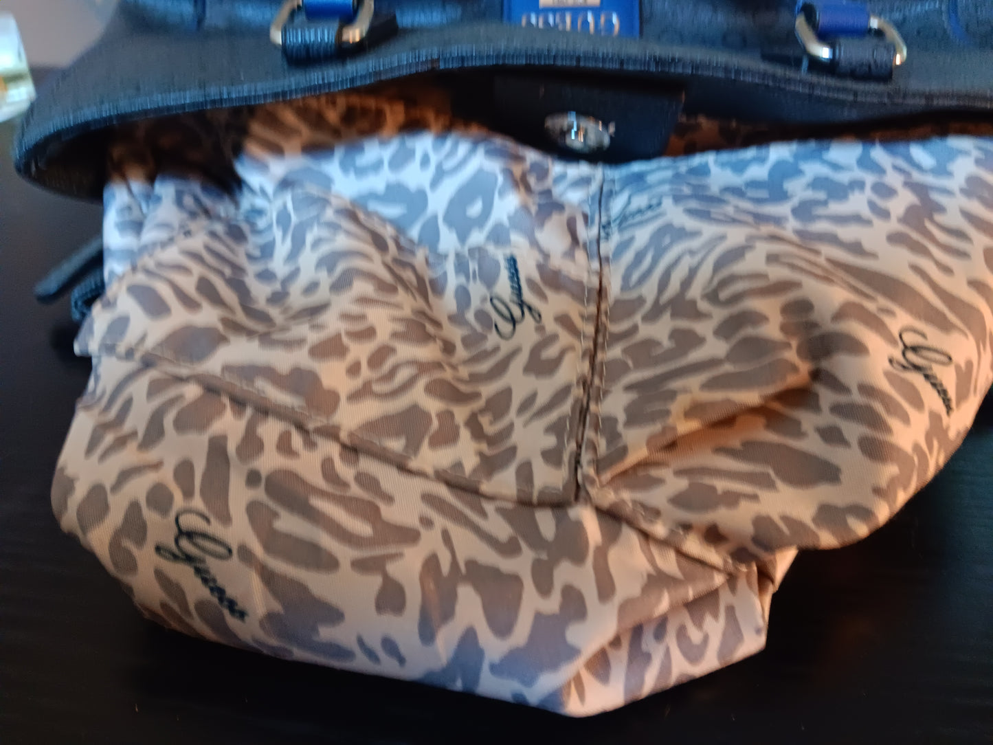 GUESS DESIGNER WOMEN PURSE/ BAG